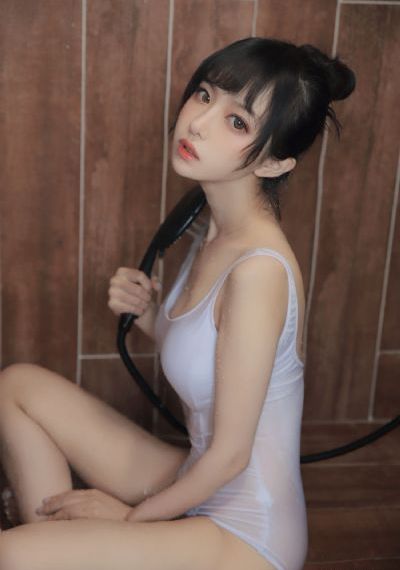 抽象画中的越南少女